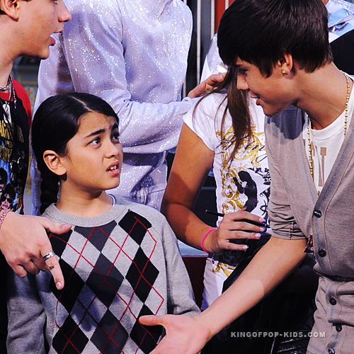 Michael Jackson's son Blanket Jackson (Mini MJ) refused to shake Bieber's hand lol cute <3