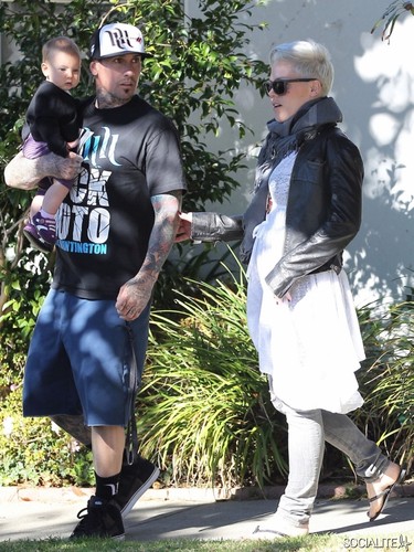  Cary Hart And pink Have A Run In With The Paparazzi