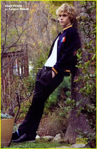  Evan Peters: 'L'Uomo Vogue' 사진 Shoot!