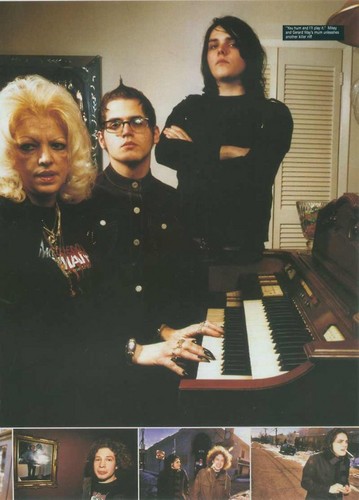  Gerard & Mikey with their mom ☆