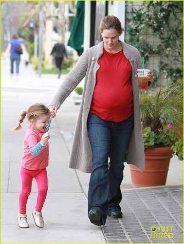  Jennifer Garner's Baby Bump Keeps Growing!