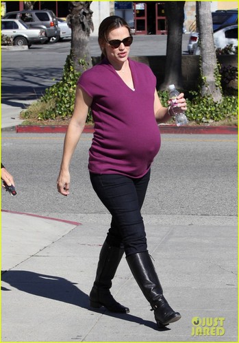  Jennifer Garner's Baby Bump Keeps Growing!