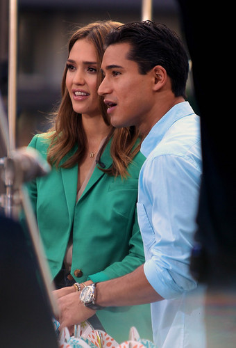 Jessica Alba makes an appearance on "Extra" with Mario Lopez at the Grove Shopping Center in LA