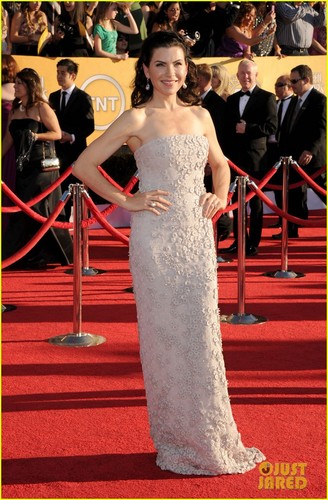  Julianna Margulies - SAG Awards 2012 Red Carpet