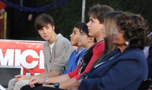  Justin Bieber looking at Blanket Jackson (Mini Michael Jackson) aw <3