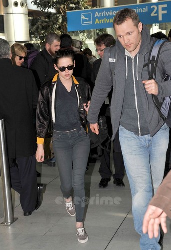  Kristen Stewart arrives at the Airport in Paris, Jan 29