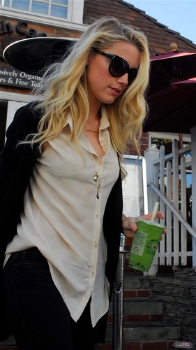  LEAVING URTH CAFE IN BEVERLY HILLS (JANUARY 26TH)