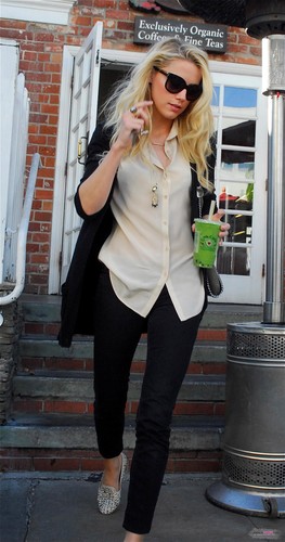  LEAVING URTH CAFE IN BEVERLY HILLS (JANUARY 26TH)