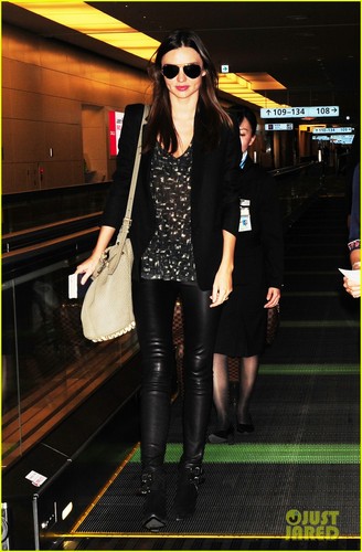  Miranda Kerr Takes Off From Tokyo
