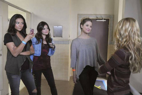  Pretty Little Liars - Episode 2.19 - The Naked Truth - Promotional fotografia