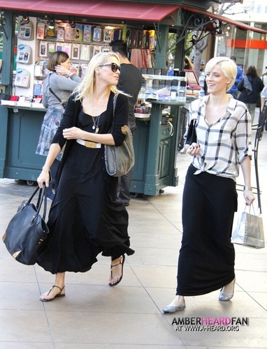  SHOPPING WITH HER SISTER AT THE GROVE IN WEST HOLLYWOOD (JANUARY 24TH)