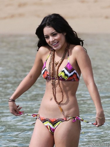  Vanessa Hudgens Has A Bikini tuktok Malfunction In Hawaii