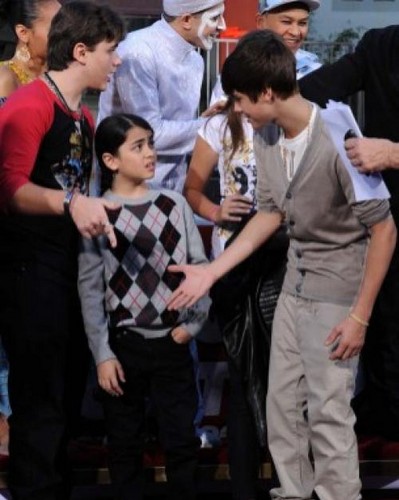  full pic of Blanket Jackson and Justin Bieber <3