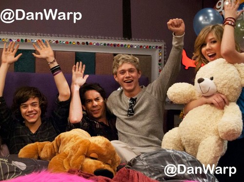 1D on icarly:)