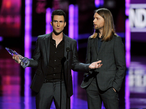  Adam Levine @ the 2012 People's Choice Awards - tampil