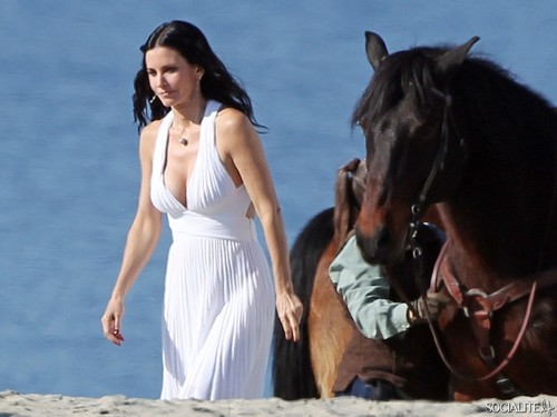  Courteney Cox Shoots ‘Cougar Town’ At The spiaggia