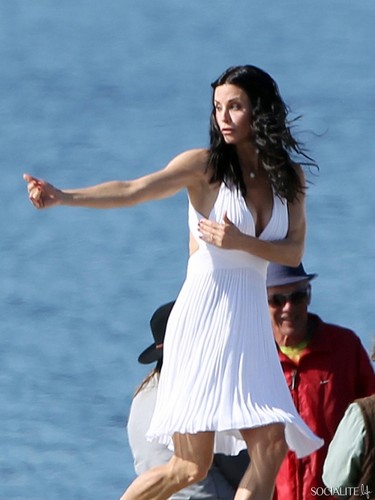  Courteney Cox Shoots ‘Cougar Town’ At The spiaggia