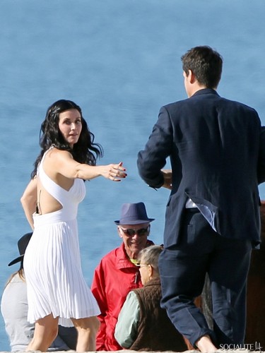 Courteney Cox Shoots ‘Cougar Town’ At The tabing-dagat