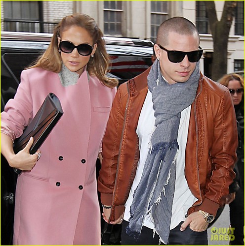  Jennifer Lopez: berwarna merah muda, merah muda mantel in NYC