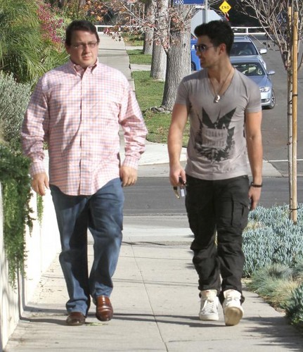  Joe Jonas And His Father Take A Walk In Studio City