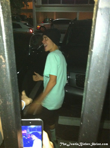 Justin meeting his fans outside the studio ♥