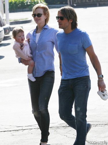  Keith and Nicole have ناشتا, برونکہ with daughter Faith Margaret