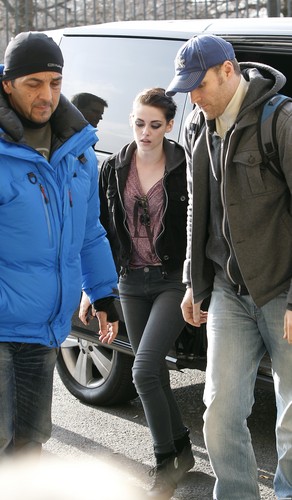  Kristen Stewart shopping in Paris - January 31, 2012.