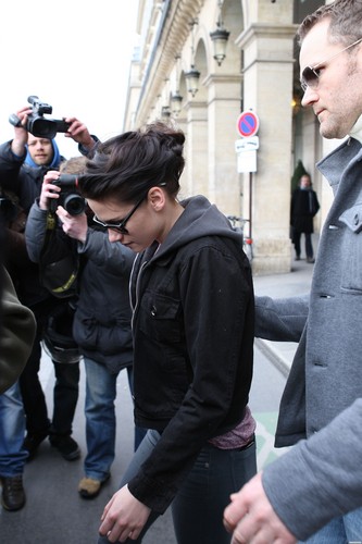  Kristen Stewart shopping in Paris - January 31, 2012.