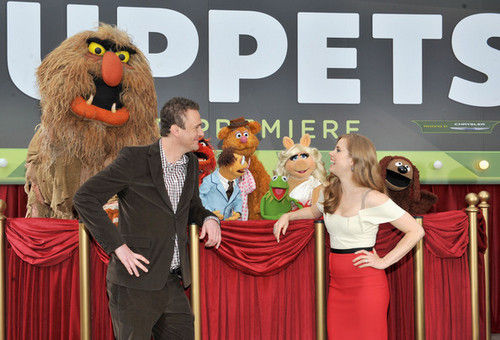  Premiere Of Walt डिज़्नी Pictures' "The Muppets" - Red Carpet