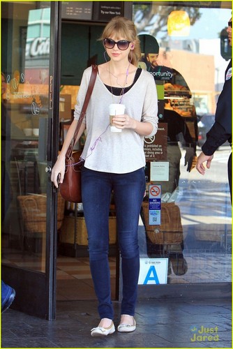 Taylor Swift: Surprised at Starbucks