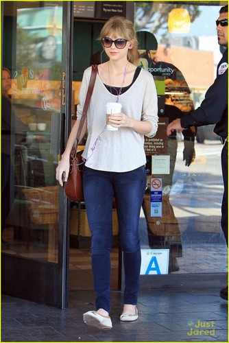  Taylor Swift: Surprised at Starbucks