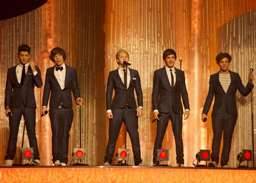  1D Singing What Makes anda Beautiful on Dancing On Ice!
