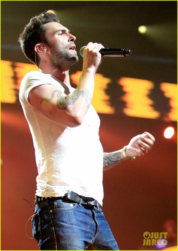  Adam Levine: Super Bowl 粉丝 果酱 with Gym Class Heroes!