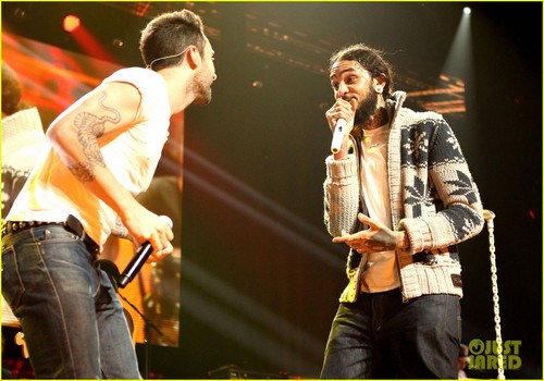  Adam Levine: Super Bowl fan selai with Gym Class Heroes!