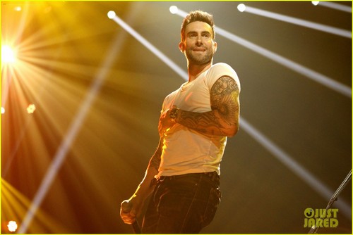  Adam Levine: Super Bowl 粉丝 果酱 with Gym Class Heroes!