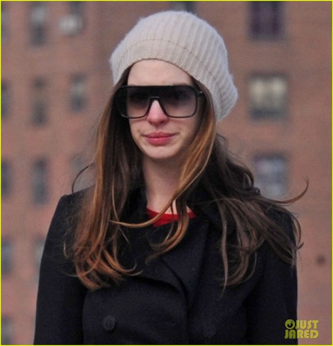  Anne Hathaway: Walk with Esmeralda!