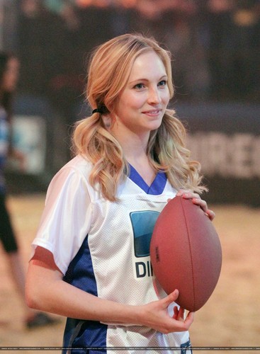  Candice at the Celebrity bờ biển, bãi biển Bowl 2012 game in Indianapolis {04/01/12}