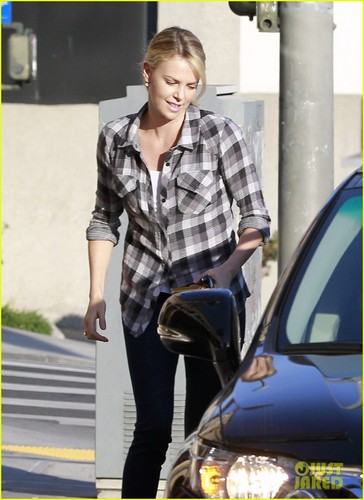  Charlize Theron: Super Bowl Party at Chelsea Handler's!