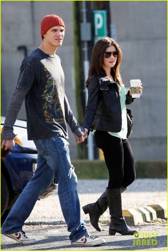  Chris Zylka & Lucy Hale: Holding Hands in Vancouver!