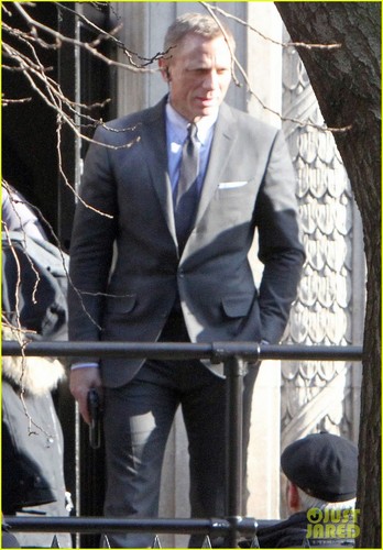  Daniel Craig Suits Up for 'Skyfall'