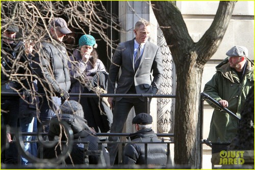 Daniel Craig Suits Up for 'Skyfall'