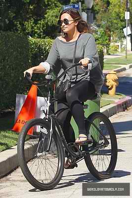  Demi riding her bike to Mel's 餐车, 晚餐, 小餐馆 in Los Angeles