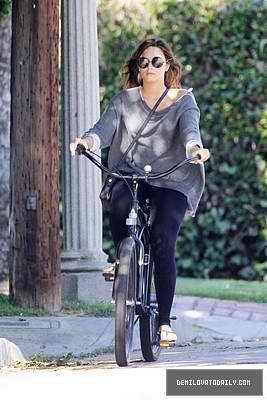  Demi riding her bike to Mel's ڈنر, کھانے in Los Angeles