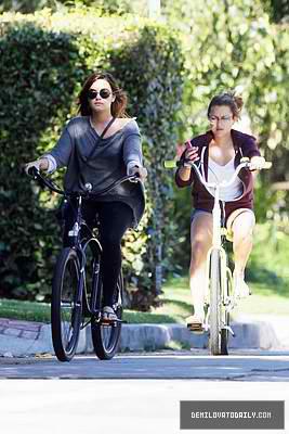  Demi riding her bike to Mel's 餐车, 晚餐, 小餐馆 in Los Angeles