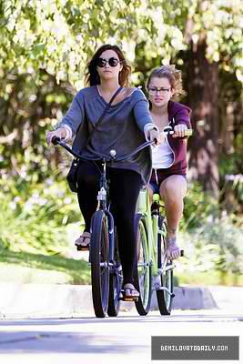  Demi riding her bike to Mel's 식당 in Los Angeles