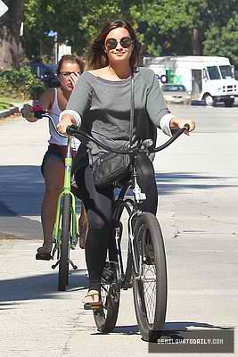  Demi riding her bike to Mel's cena, comedor in Los Angeles