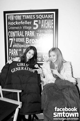  Hyoyeon &Yoona @ Girls’ Generation’s signing event @ BEST BUY in NY