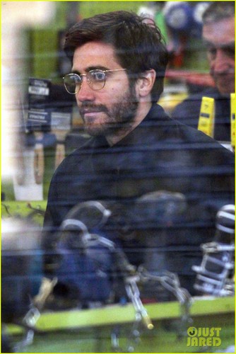  Jake Gyllenhaal Wears Glasses for Cameo!
