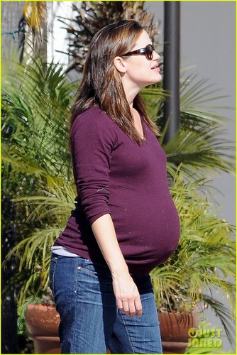 Jennifer Garner Flaunts Her Baby Bump