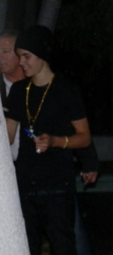  Justin signing autographs in Miami :)